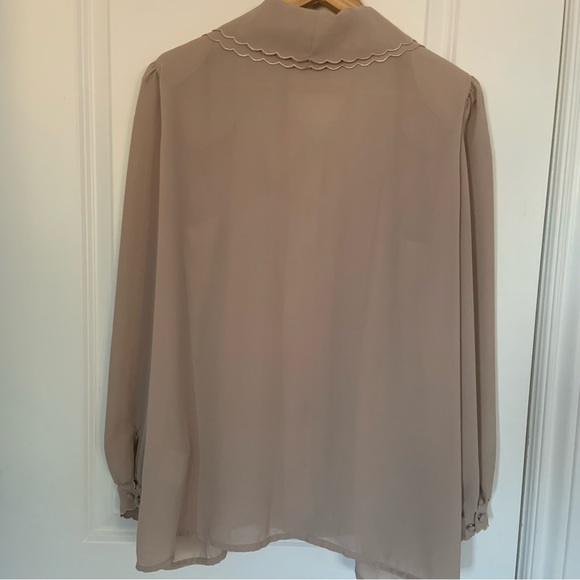 VINTAGE YVES VENET PLEATED BLOUSE IN BEIGE / LACE SCALLOP COLLAR / MED - LARGE - Picture 6 of 12